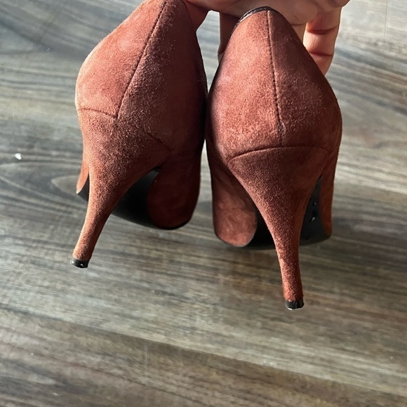 Delman Womans Cognac Suede 4"
Stiletto Heels Metallic Trim 10 - Picture 8 of 9